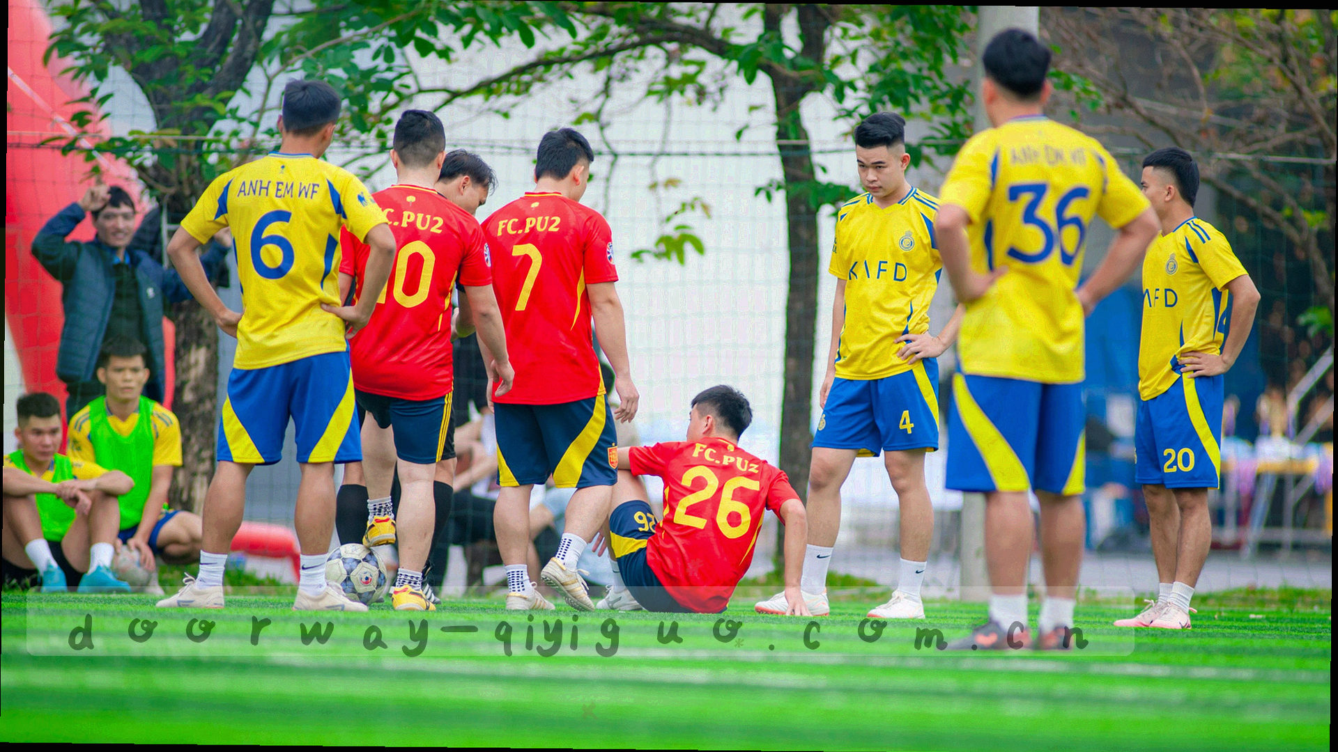 绿黑调色的球场俯拍画面叠加精密数据网格，呈现赛季数据主场的氛围